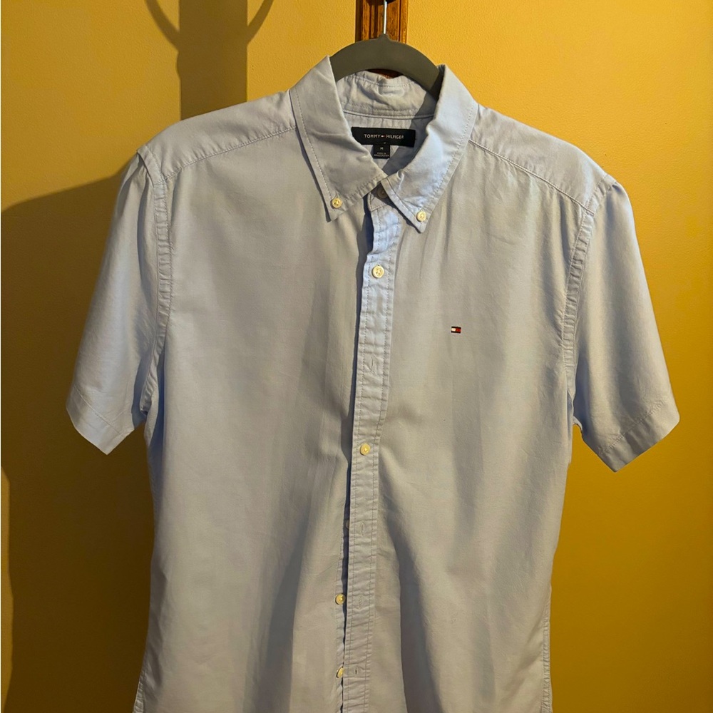 Men’s Tommy Hilfiger Short Sleeve/Botton Down Shirt; Size Medium